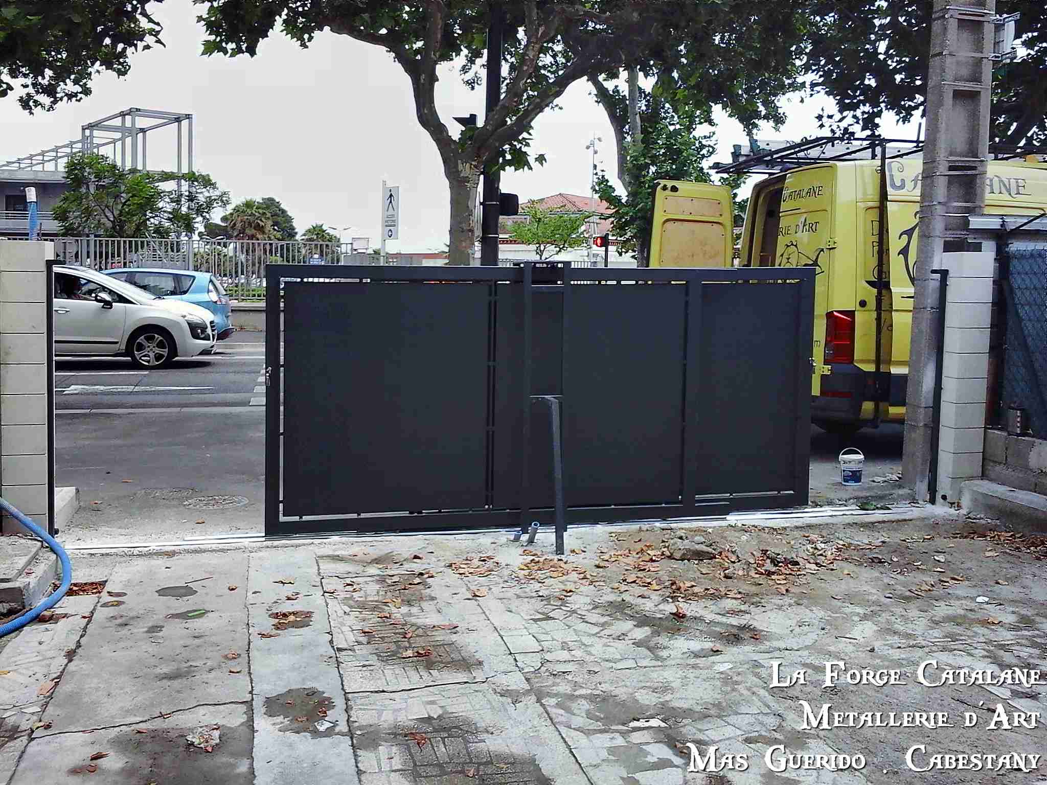 portail coulissant double vantaux tole thermolaquage  forge catalane.jpg